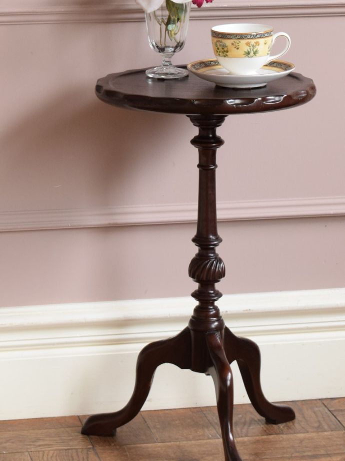 英国スタイルのアンティークテーブル