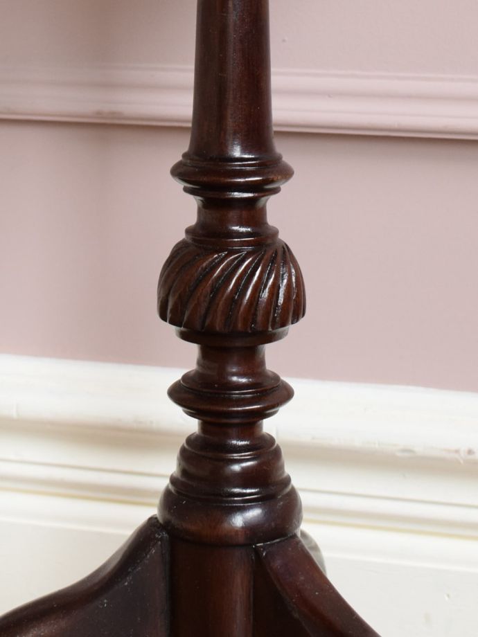 英国アンティーク家具らしい装飾