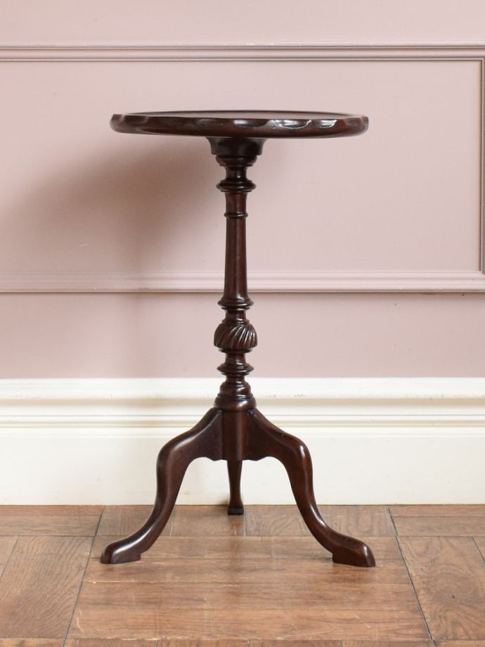 アンティークコーヒーテーブルの側面