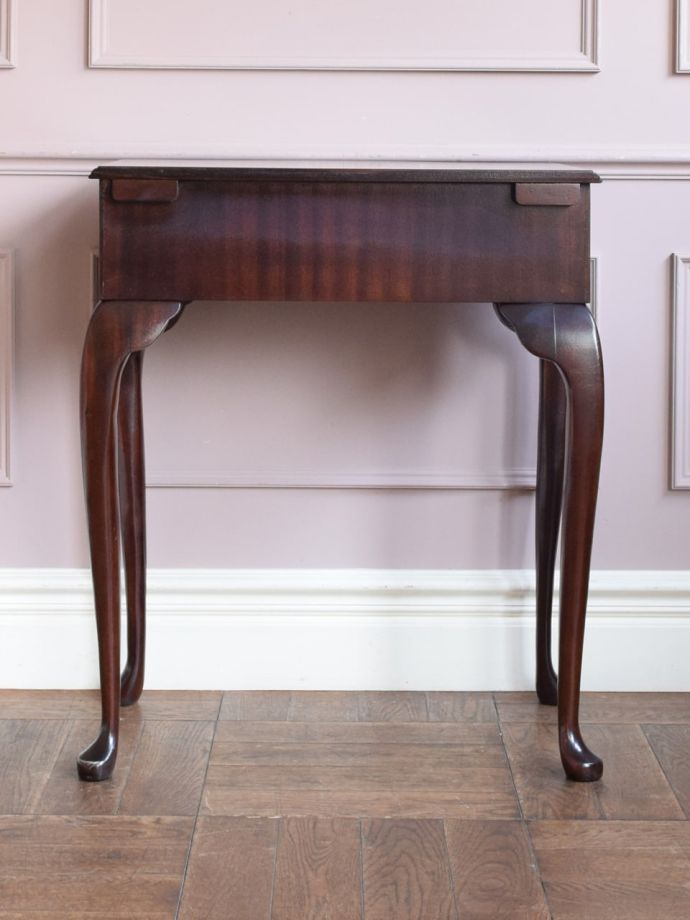 アンティークデスクの後ろ姿