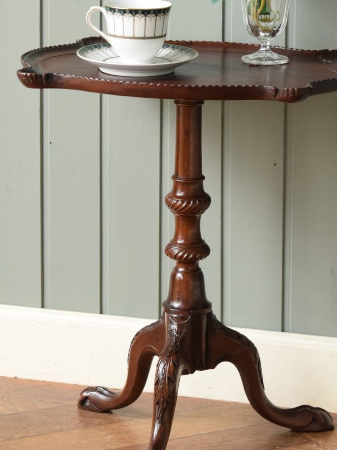 英国スタイルのアンティークテーブル