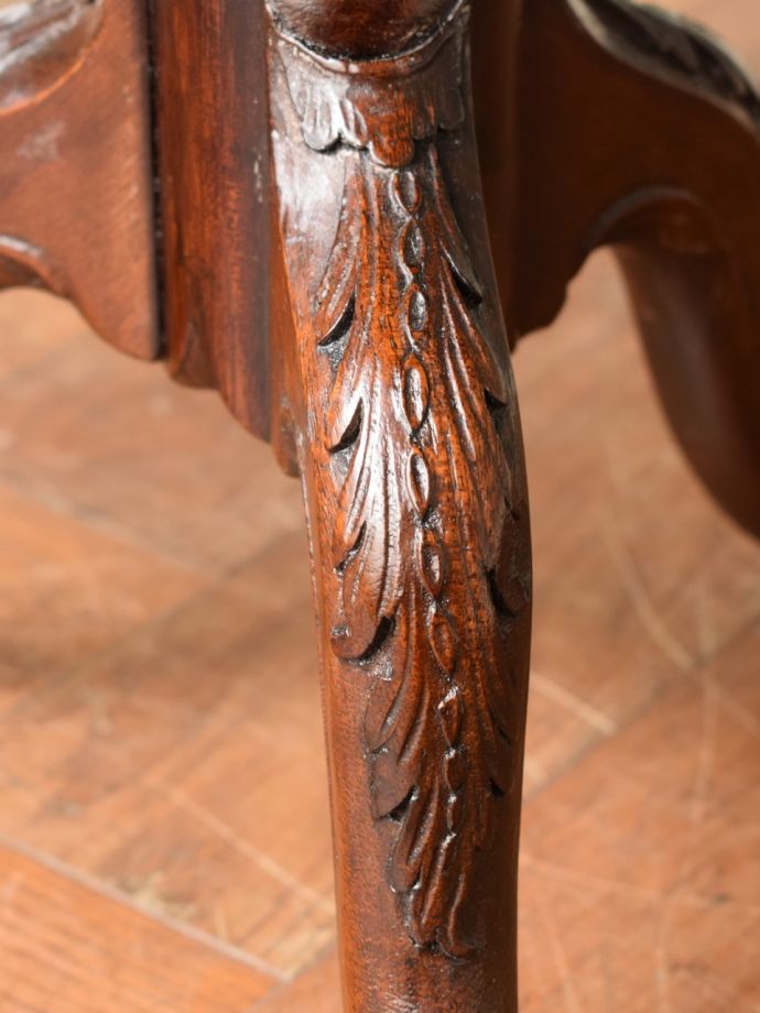 英国アンティーク家具らしい装飾