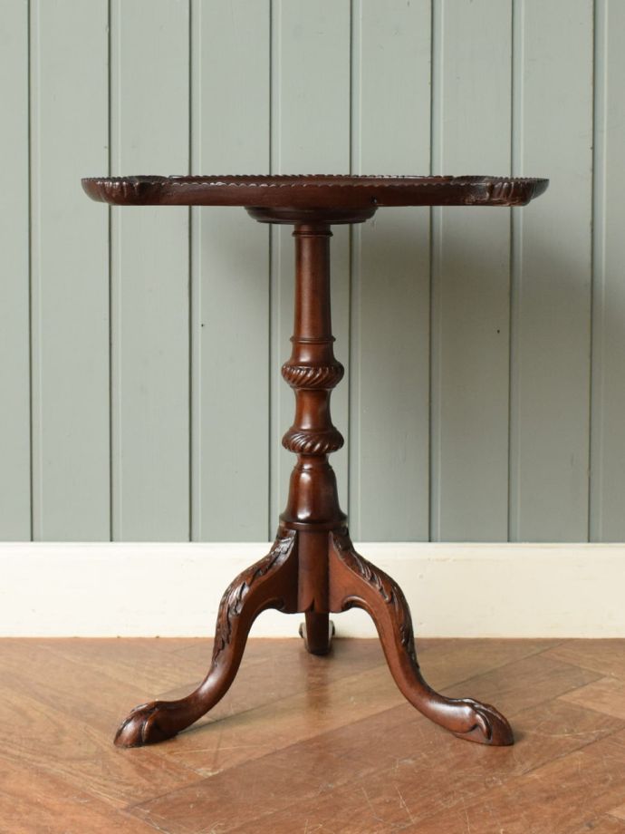 アンティークコーヒーテーブルの側面