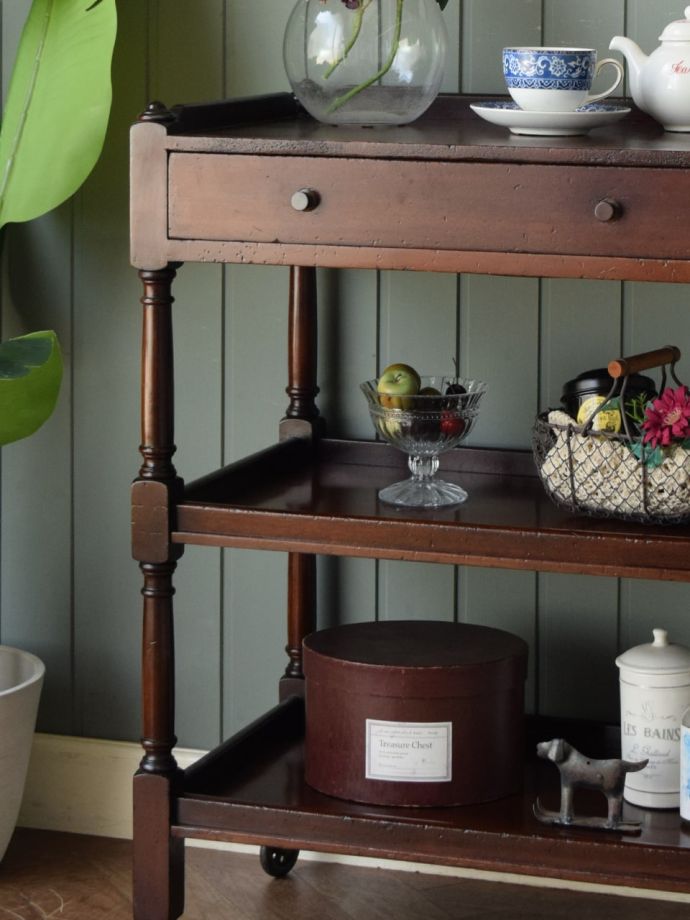 アンティーク家具らしさが漂うワゴン