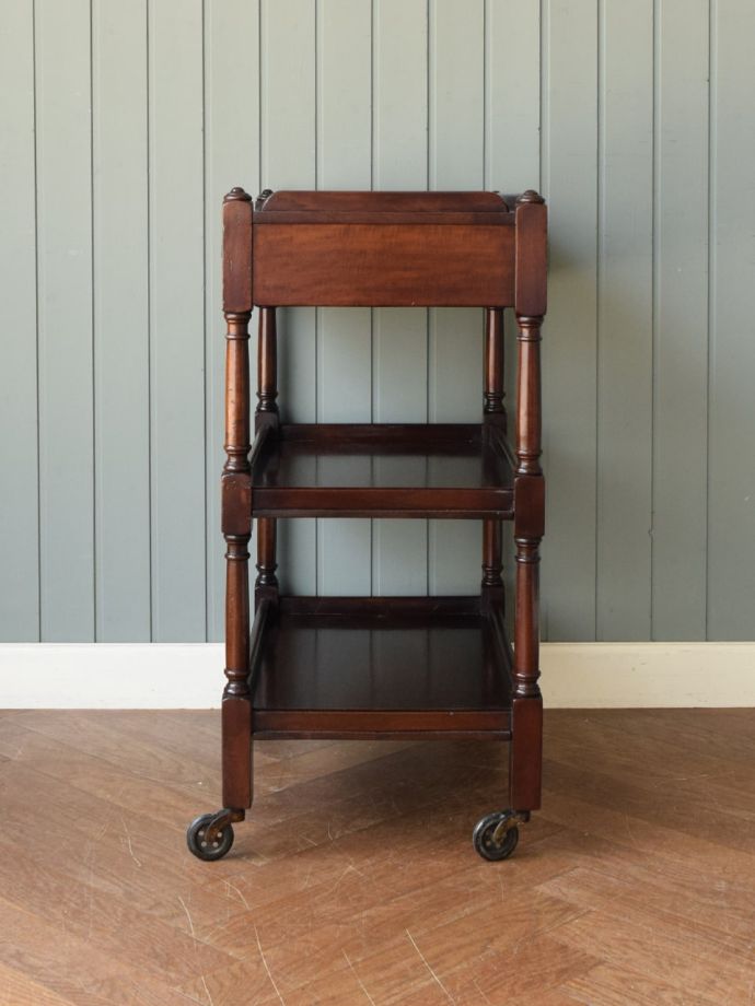 アンティークワゴンの側面