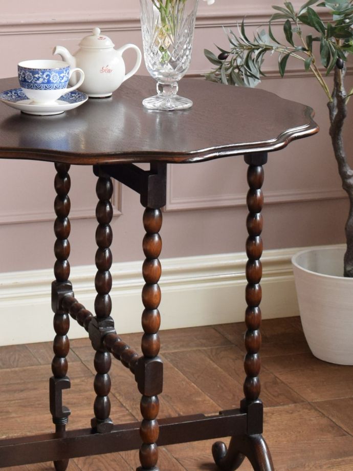 おしゃれなアンティークのテーブル