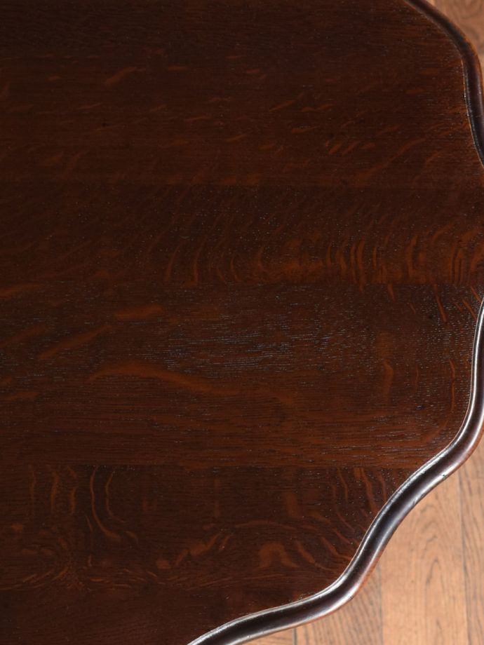 アンティークテーブルらしい木目