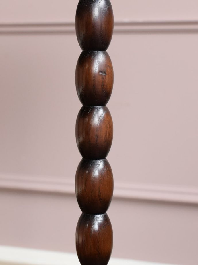 英国アンティーク家具らしい彫