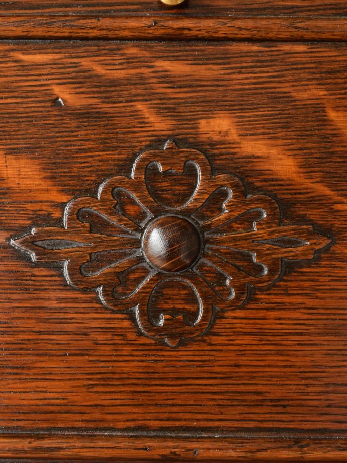 英国アンティーク家具らしい彫