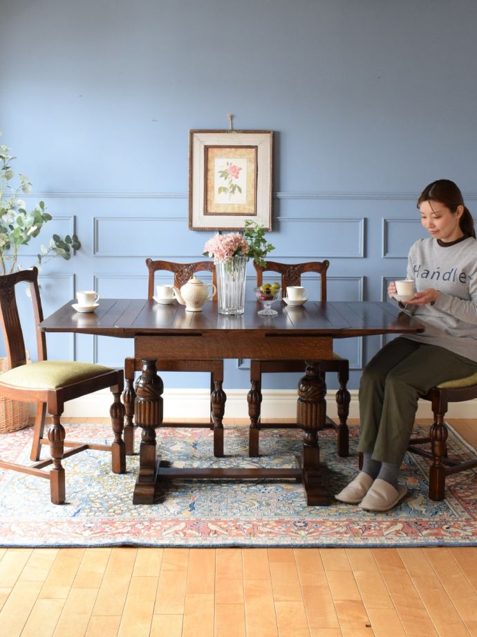 アンティークの伸長式ダイニングテーブル