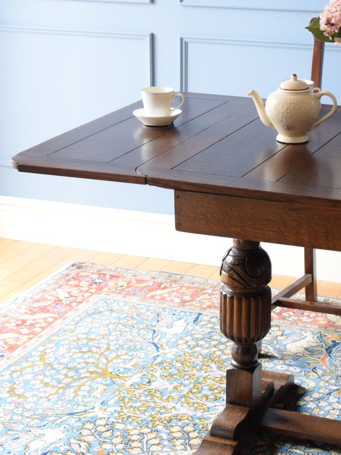 伸長式のおしゃれなアンティークテーブル