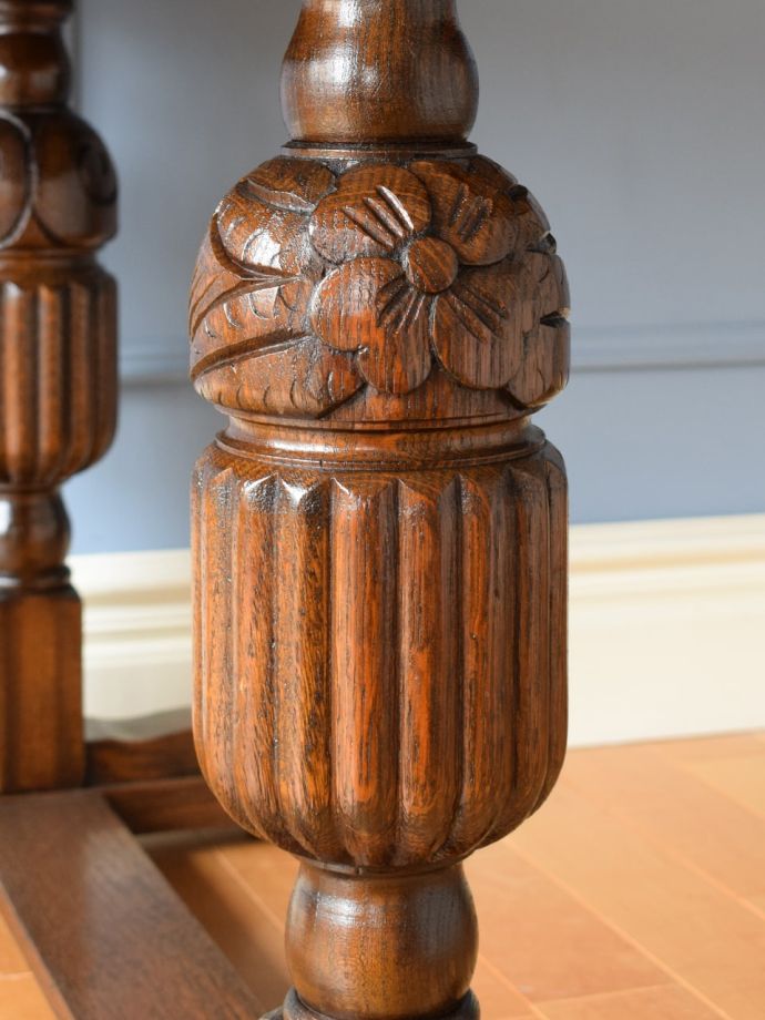 アンティークテーブルの彫