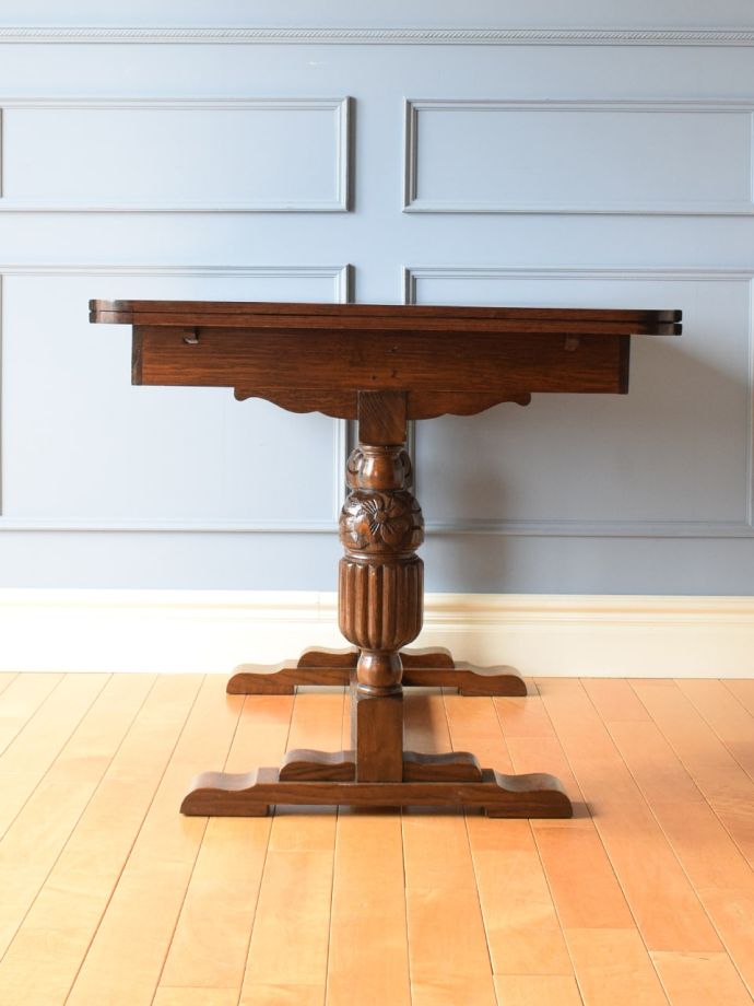 ドローリーフテーブルの横顔