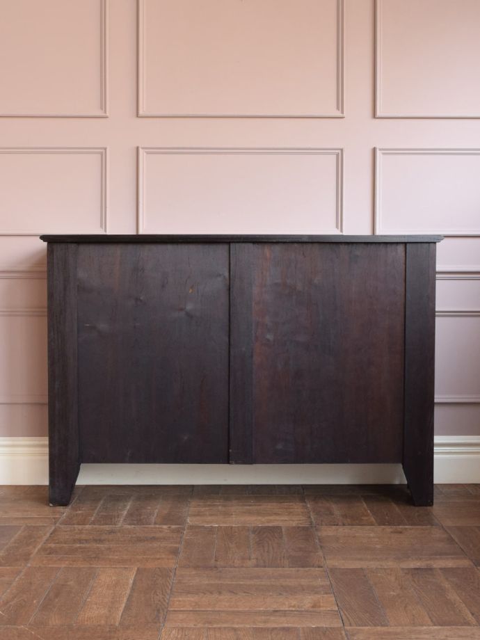 オープンシェルフの後ろ姿