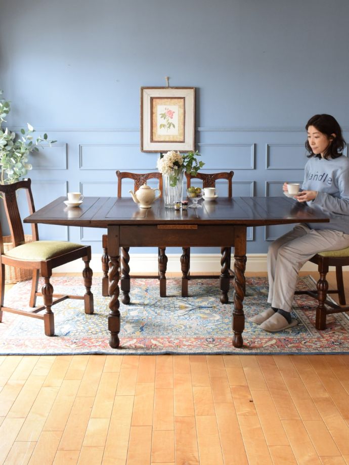 アンティークの伸長式テーブル