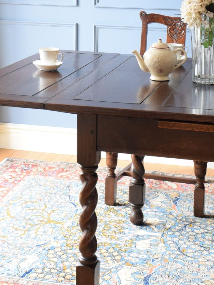 伸長式のおしゃれなアンティークテーブル