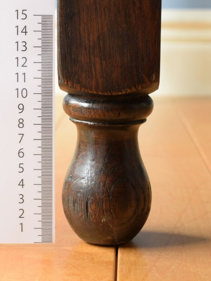 アンティークテーブルの脚