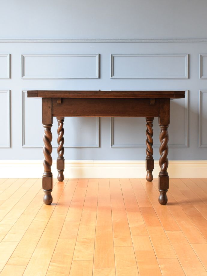 ドローリーフテーブルの横顔