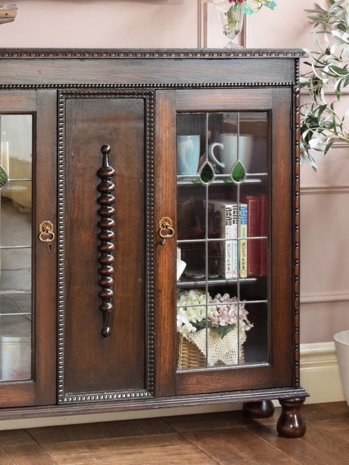 ステンドグラスの扉が美しいキャビネット