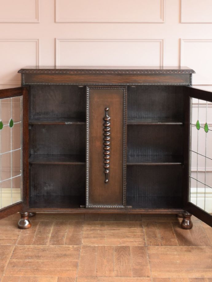 キャビネットの扉の中