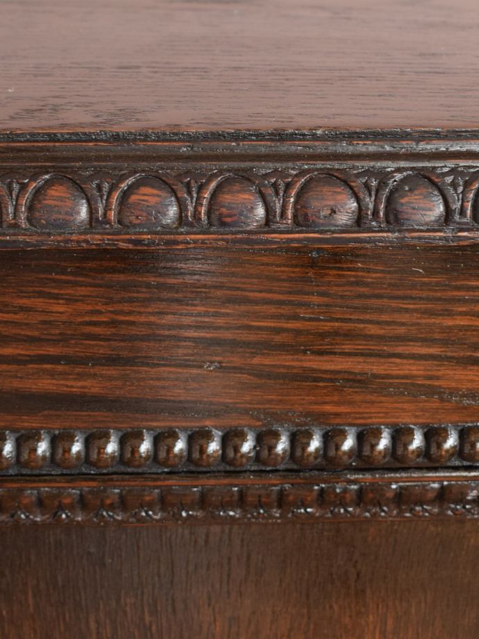 キャビネットの華やかな装飾