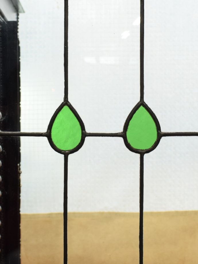 キャビネットの美しいガラス扉