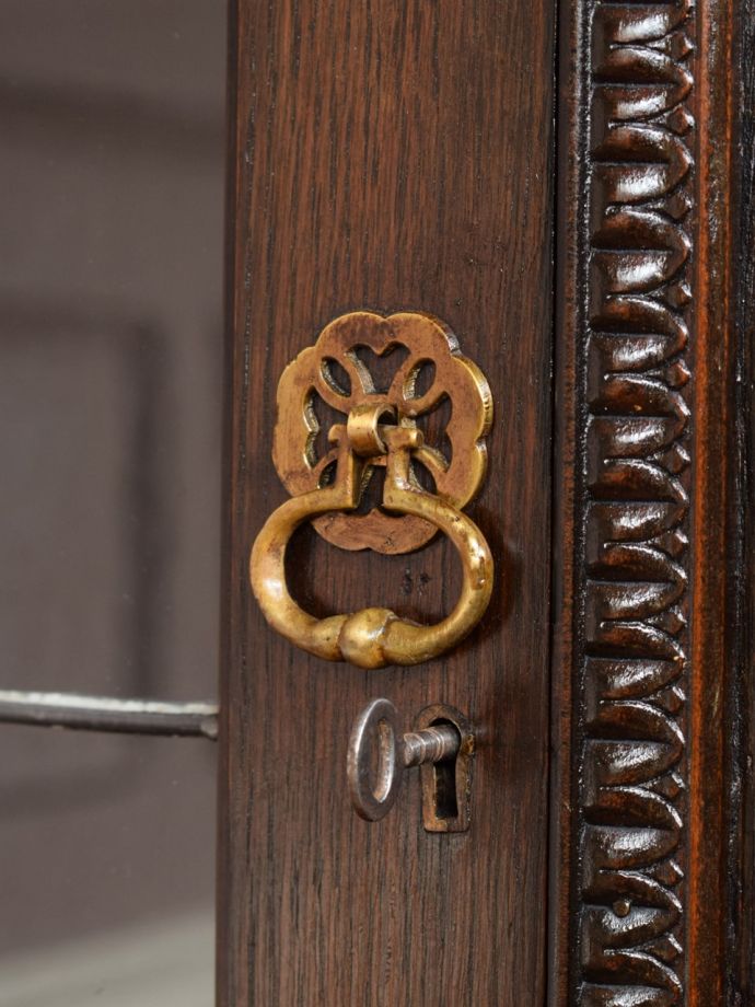 アンティーク家具の取っ手と鍵