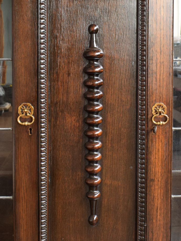 アンティーク家具らしい装飾