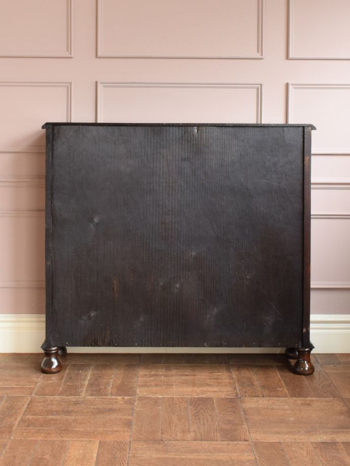 キャビネットの後ろ姿