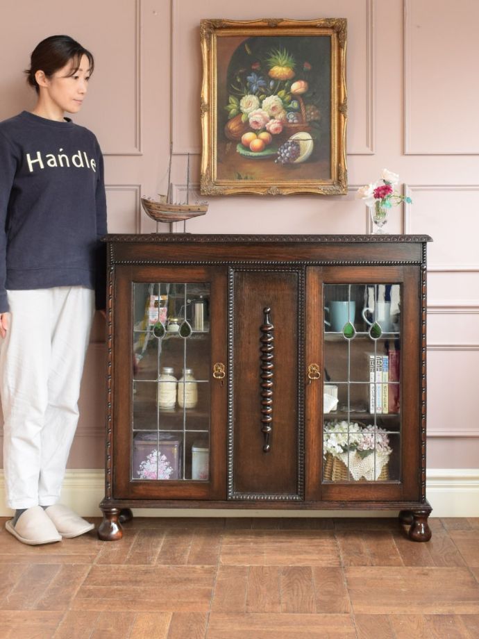 英国アンティークのキャビネット