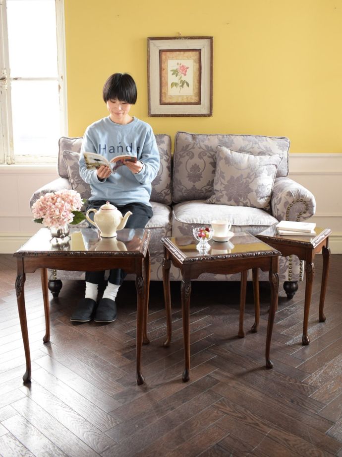 アンティークのネストテーブル