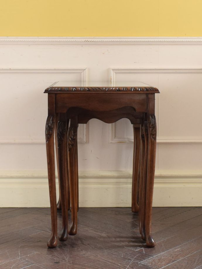 ネストテーブルの横顔