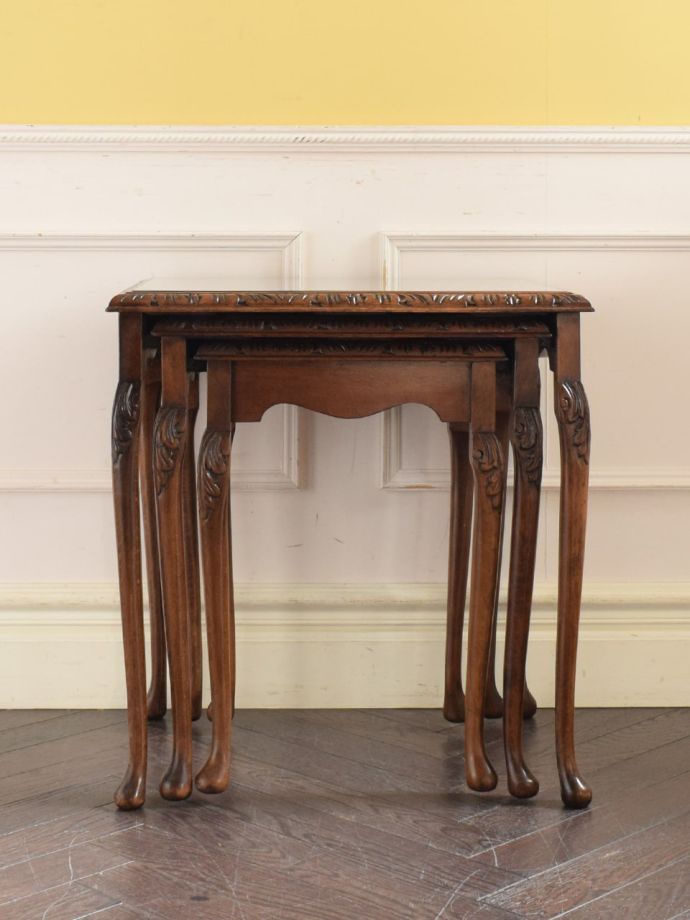 アンティークのネストテーブル