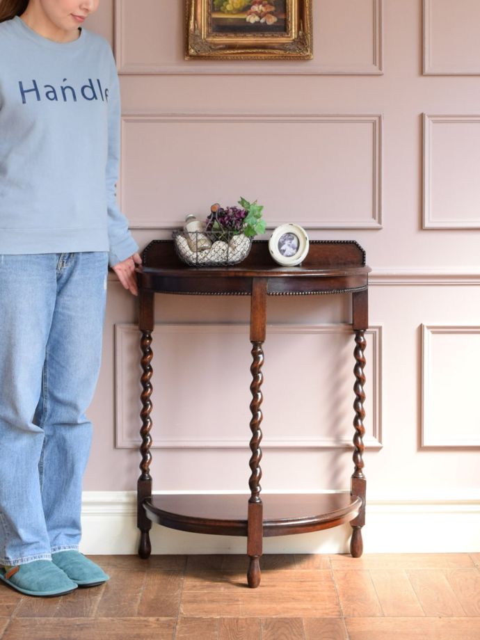 英国アンティークのコンソールテーブル