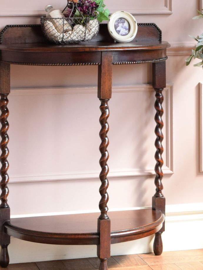 アンティーク家具らしさが漂うコンソールテーブル