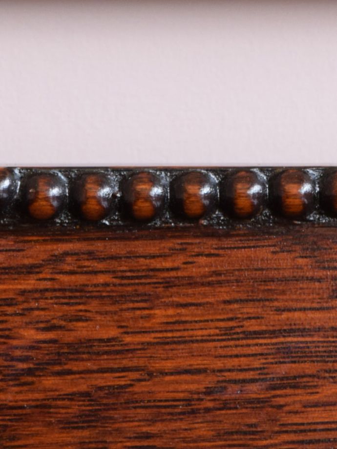 英国アンティーク家具らしい彫