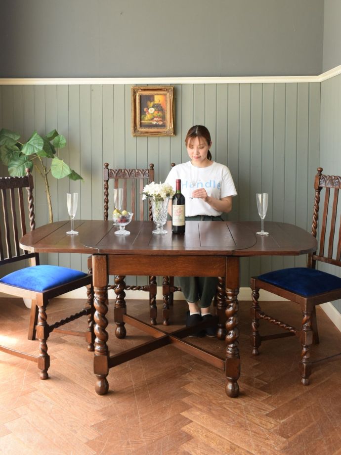 アンティークの伸長式テーブル