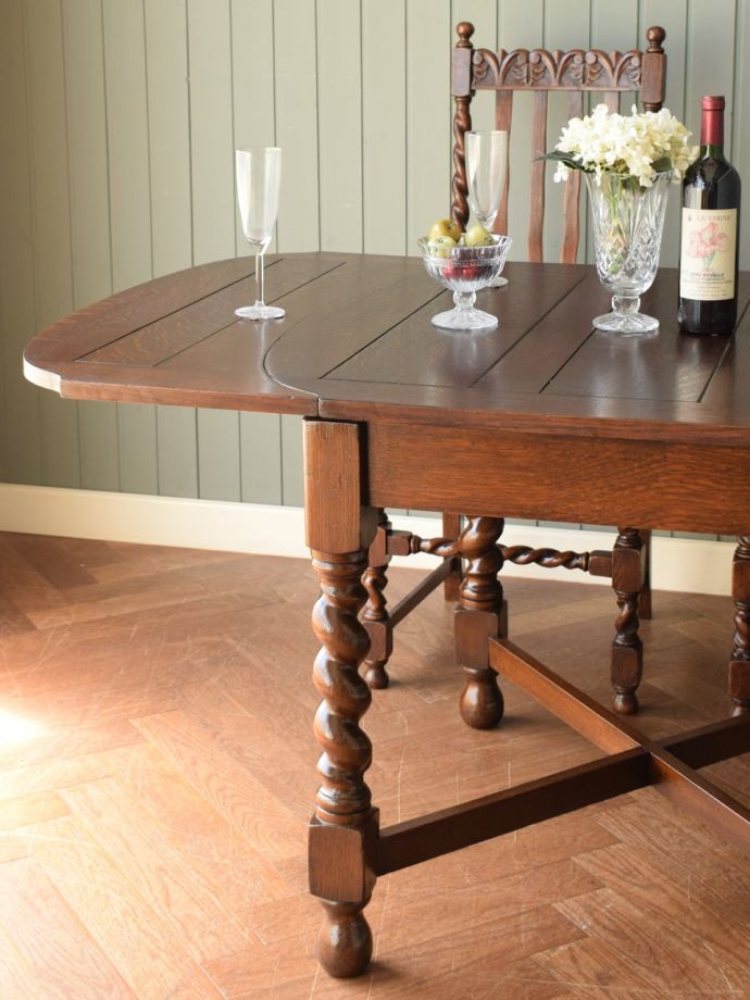 伸長式のおしゃれなアンティークテーブル