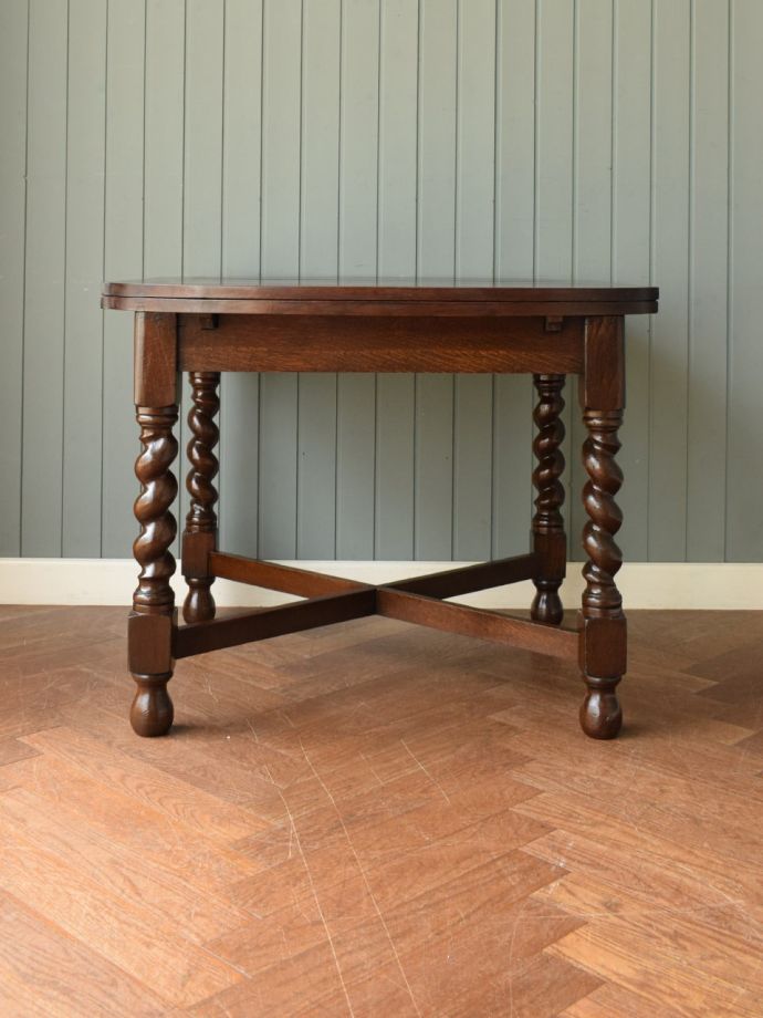 ドローリーフテーブルの横顔