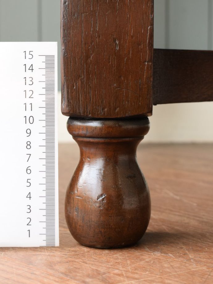 アンティークテーブルの脚