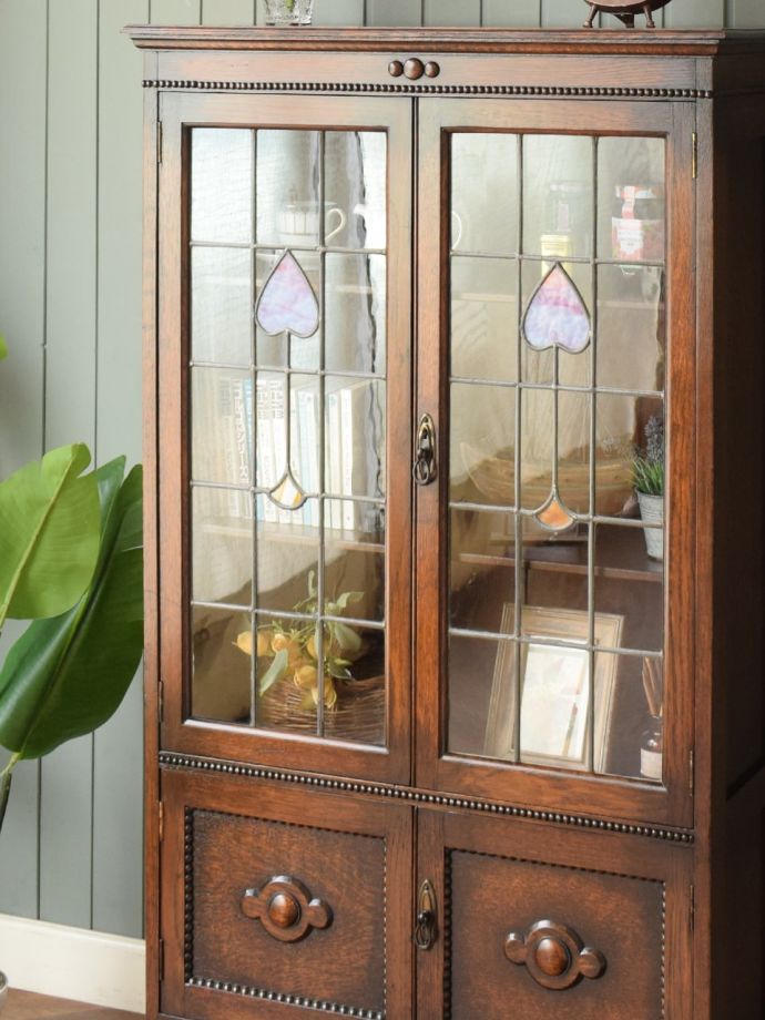 ガラス扉のおしゃれなキャビネット