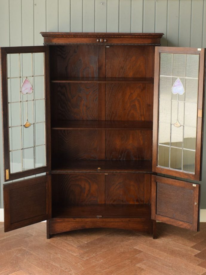 キャビネットの扉の中