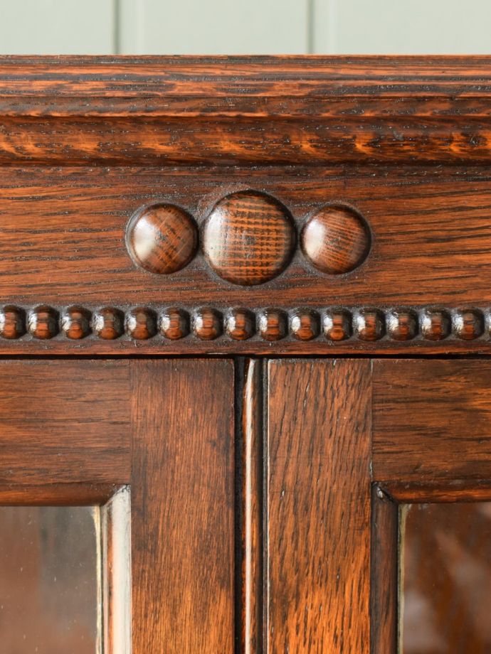 キャビネットの華やかな装飾