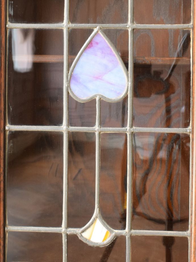 キャビネットの美しいガラス扉