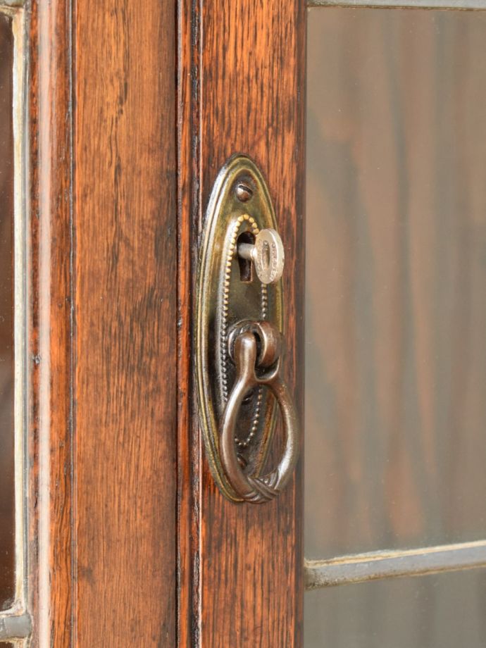 アンティーク家具の取っ手と鍵