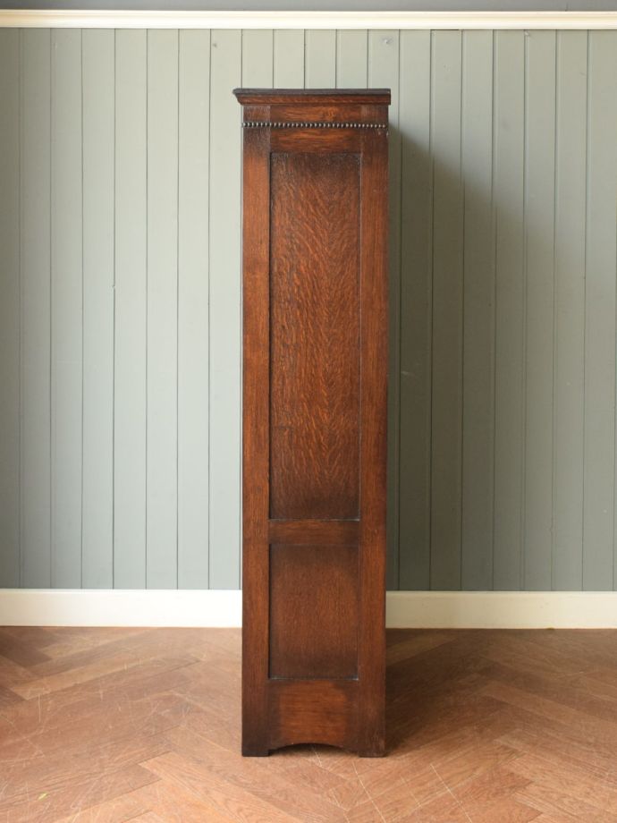 キャビネットの側面