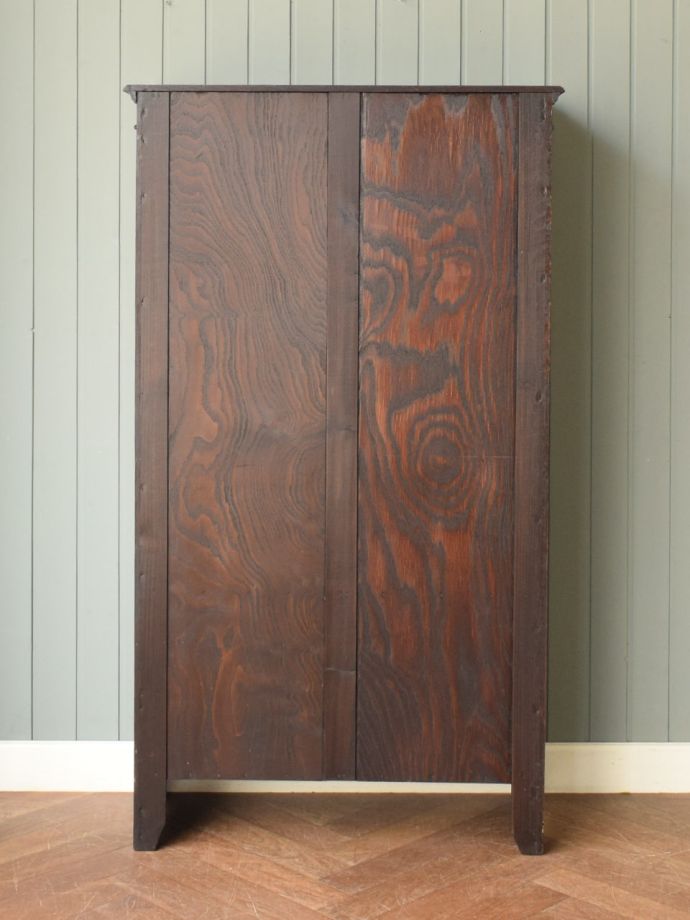 キャビネットの後ろ姿