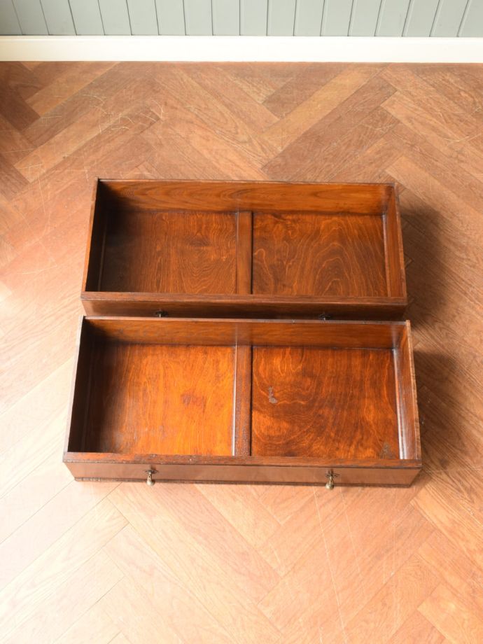 アンティークチェストの引き出しの中