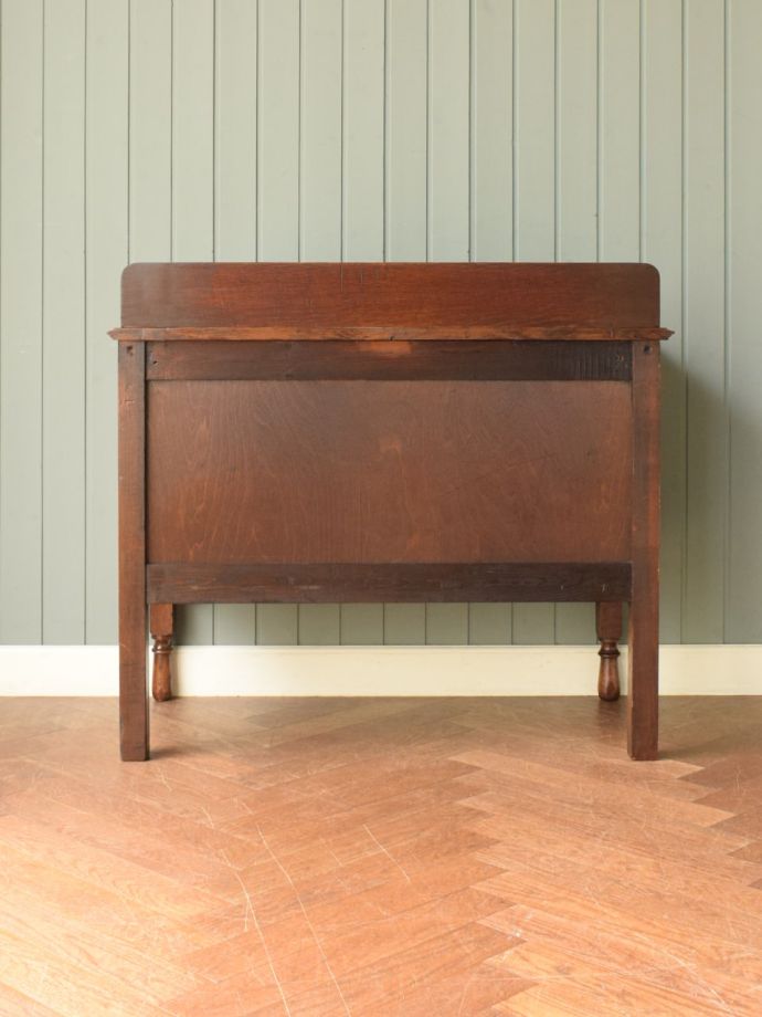 アンティークチェストの後ろ姿