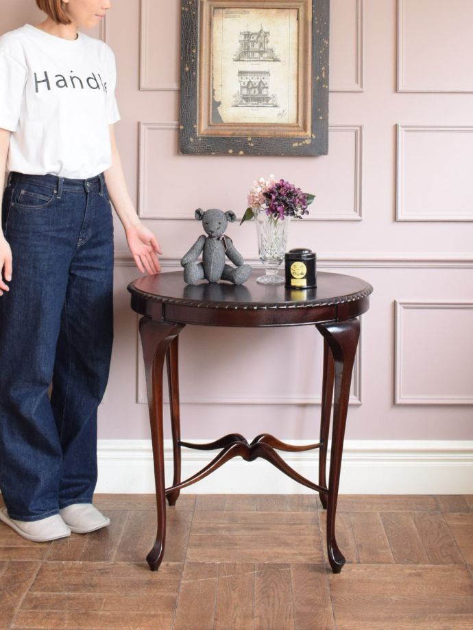 アンティークのサイドテーブル